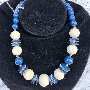 Vintage 80's blue lucite bauble necklace‎